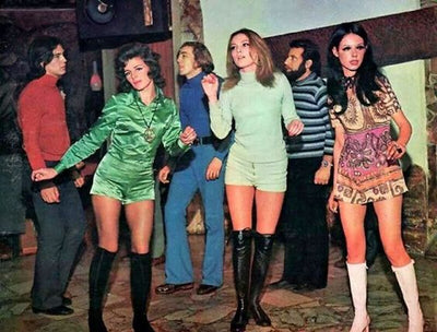 La mode des années 60 : influences et accessoires mythiques 