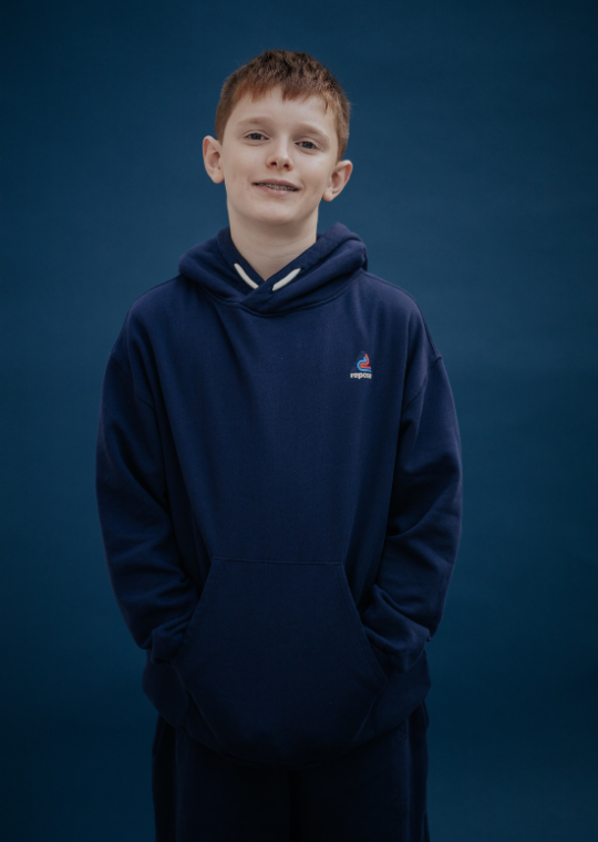Blue hooded sweatshirt with fluorescent pink end
