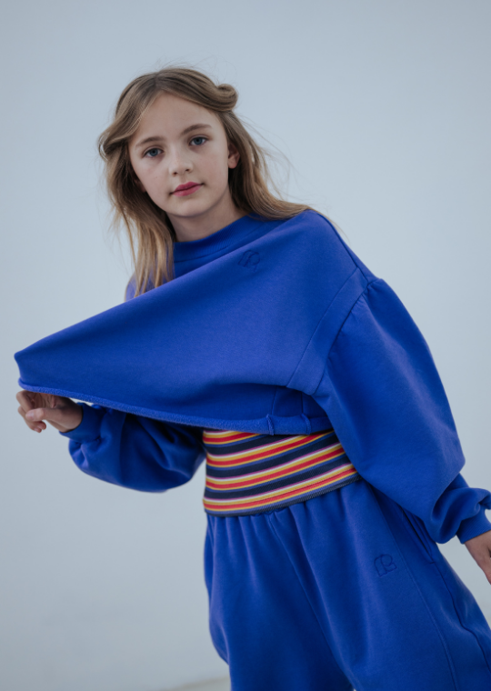 Blue hooded sweatshirt with fluorescent pink end