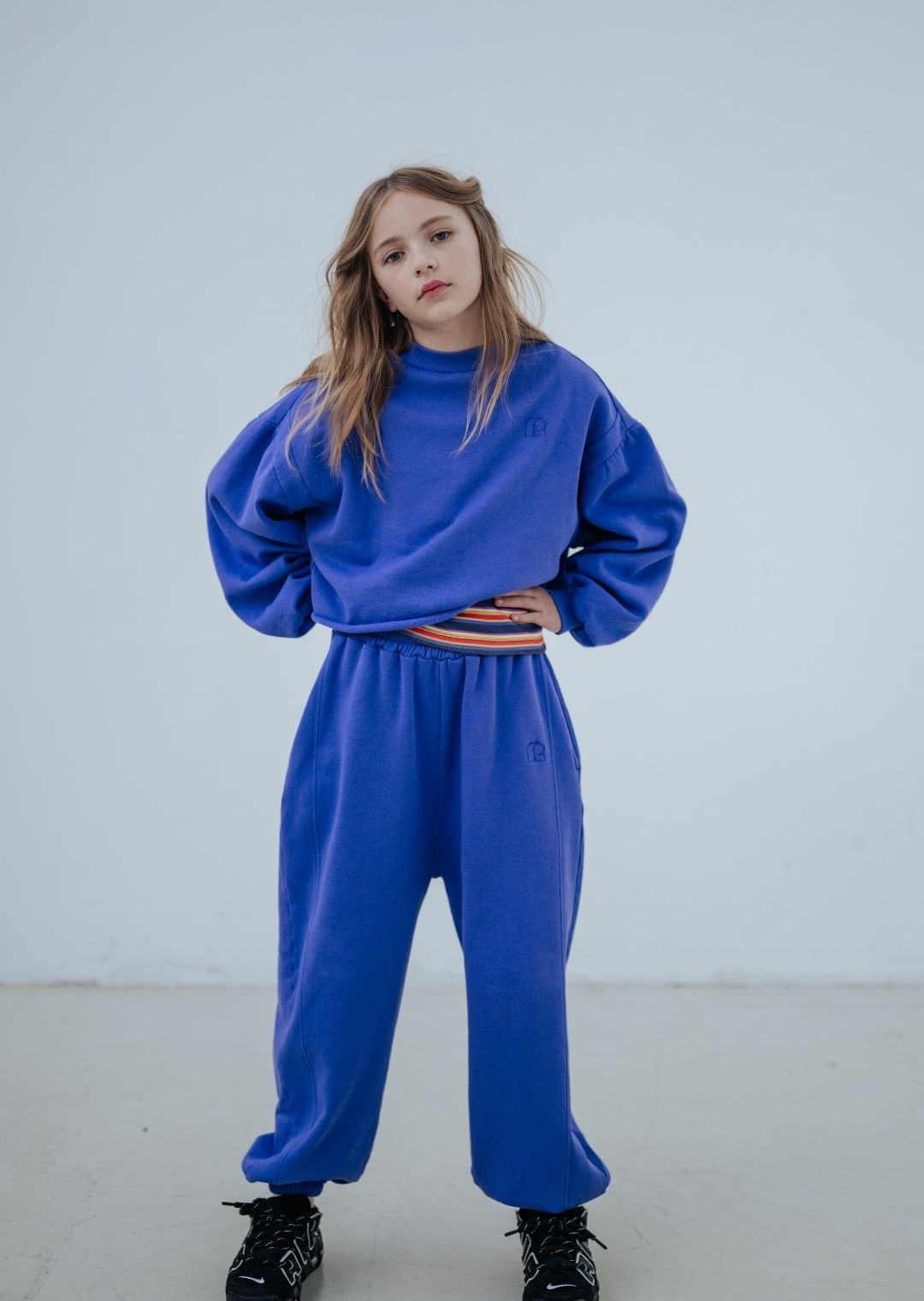 Blue hooded sweatshirt with fluorescent pink end