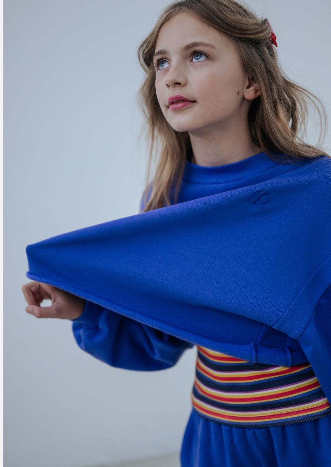 Blue hooded sweatshirt with fluorescent pink end