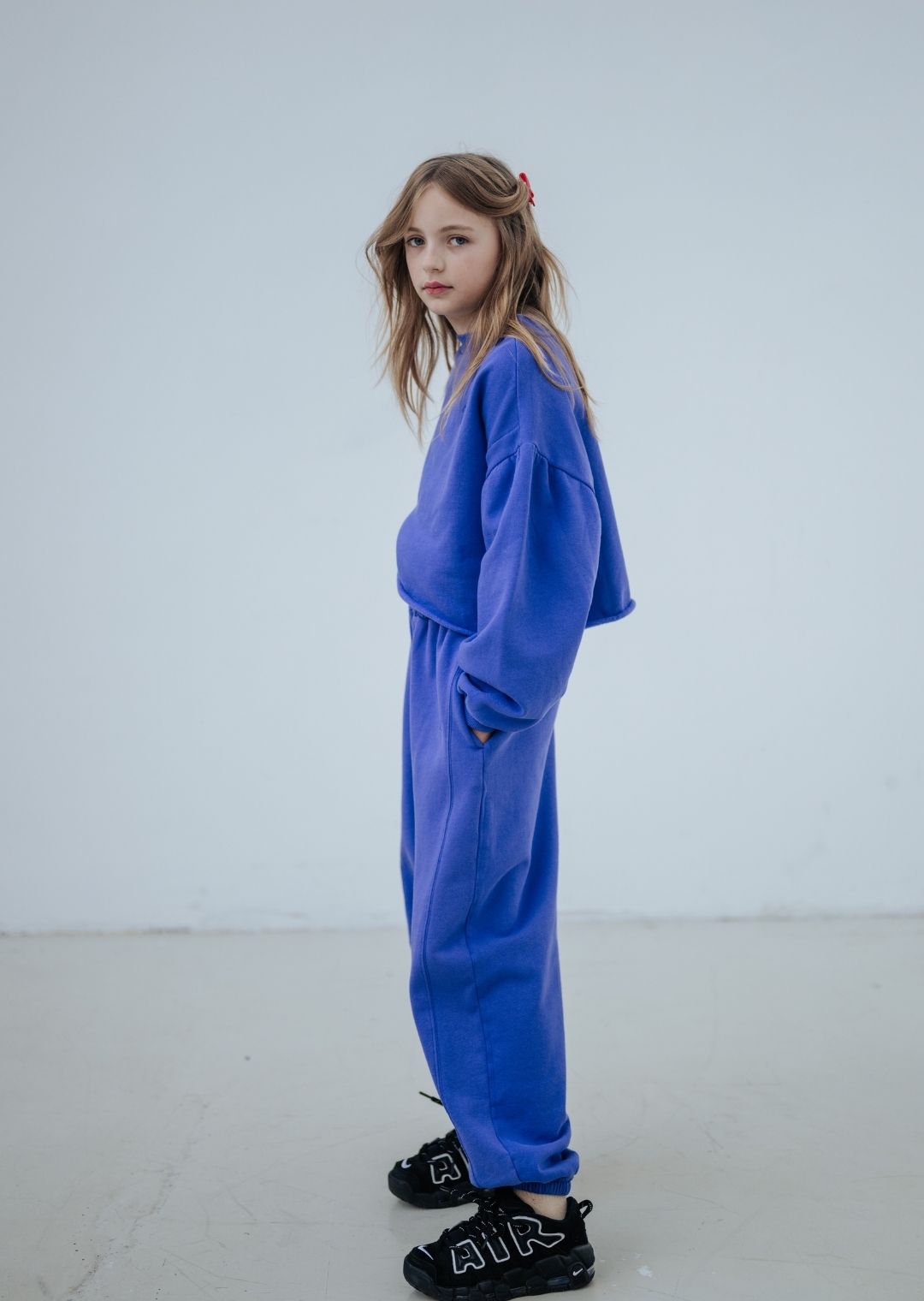 Blue hooded sweatshirt with fluorescent pink end