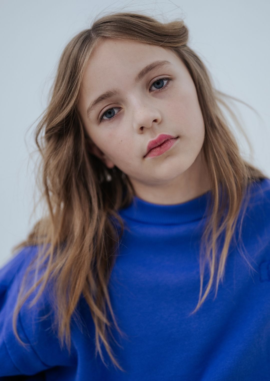 Blue hooded sweatshirt with fluorescent pink end