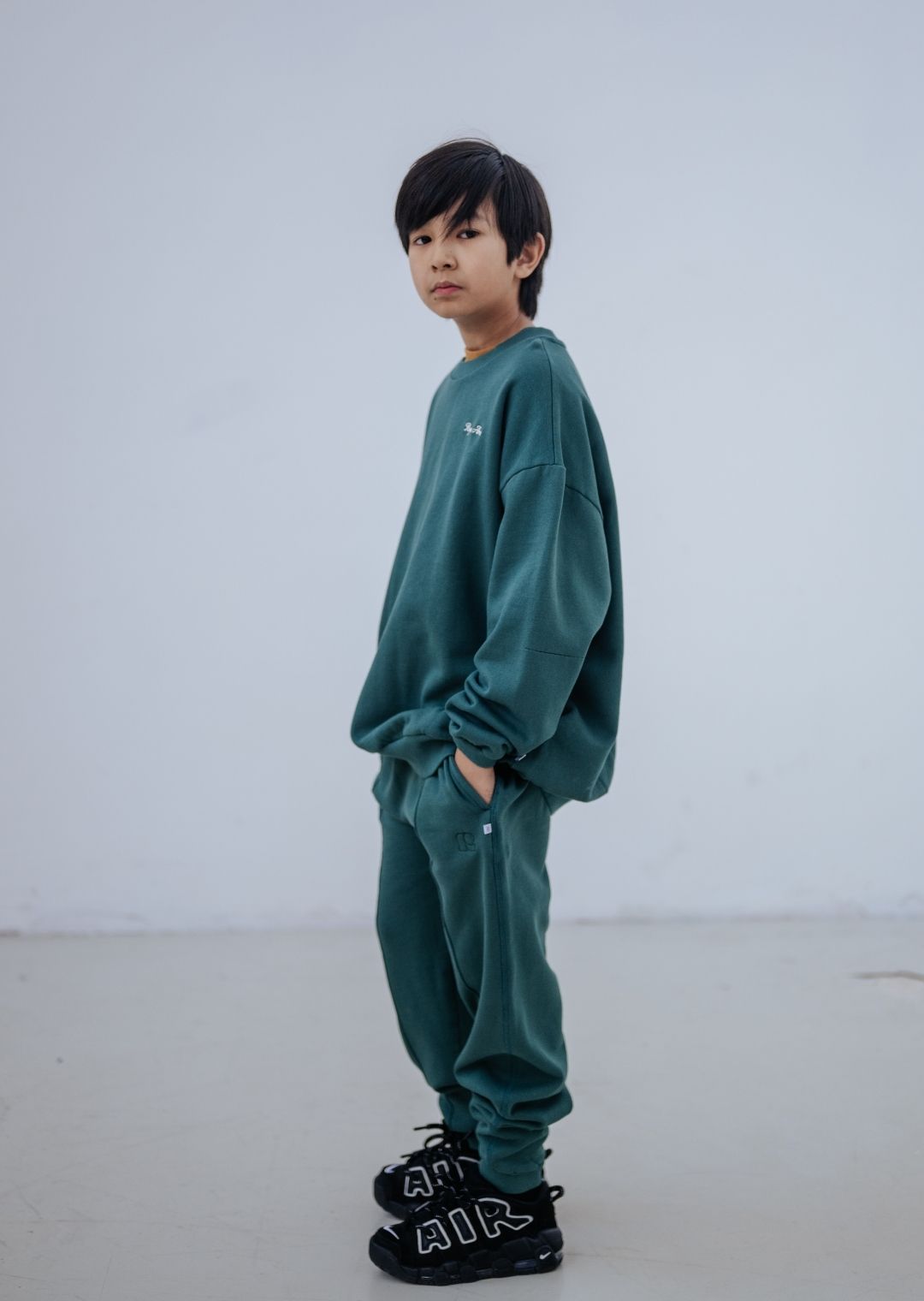 Blue hooded sweatshirt with fluorescent pink end