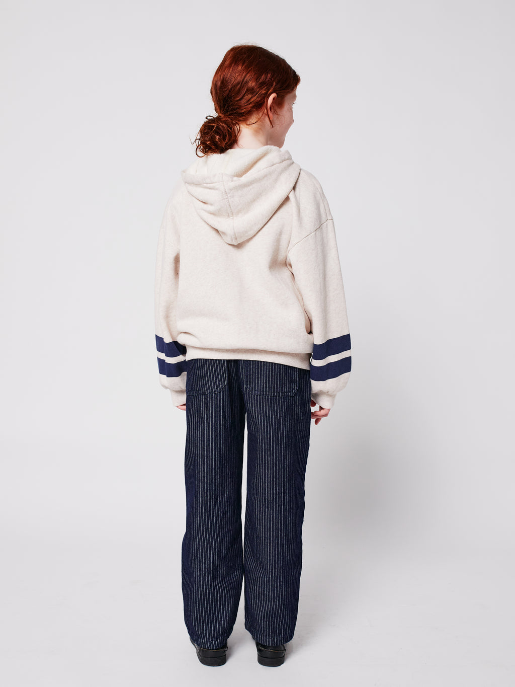 Le sweat à capuche gris zippé