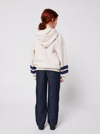 Le sweat à capuche gris zippé