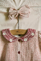 Tunique pois rouge sur fond rose et sa barrette assortie