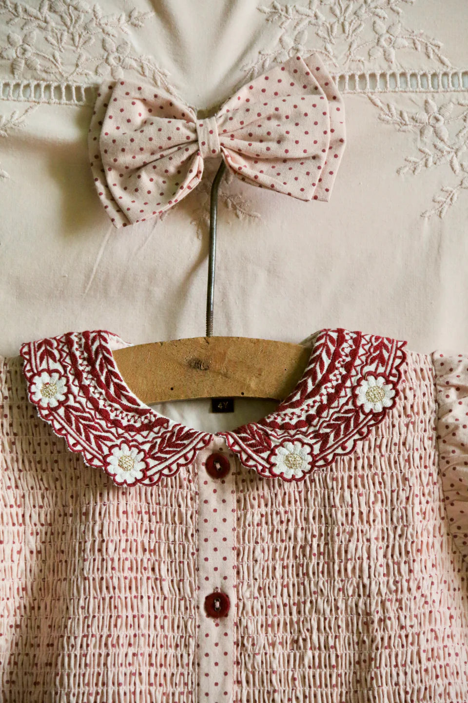 Tunique pois rouge sur fond rose et sa barrette assortie