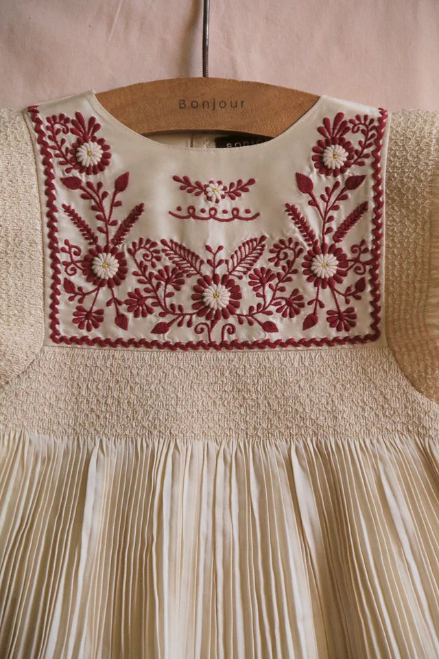 Robe brodée taffetas plissé ivoire