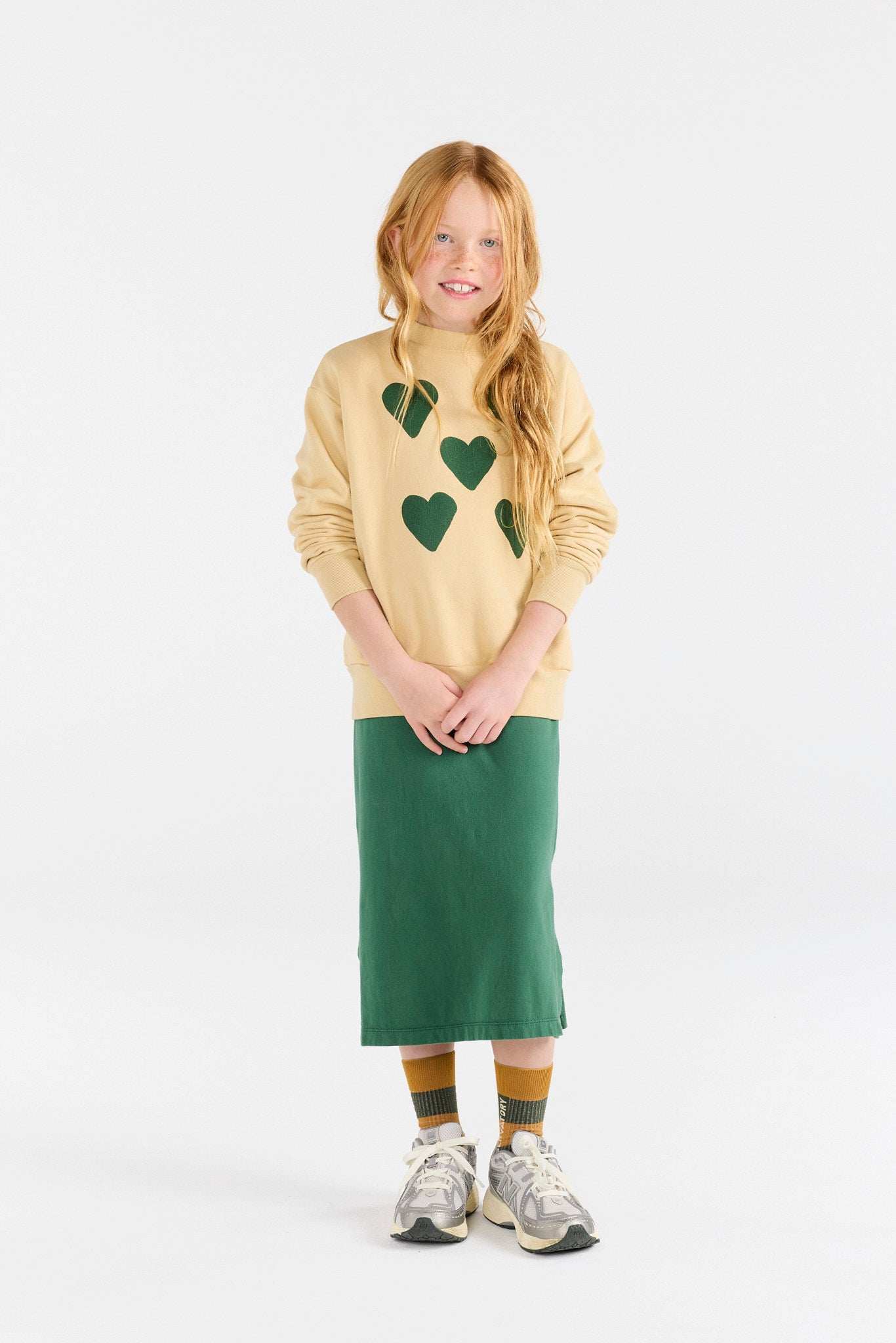 Beige bear sweatshirt with hearts
