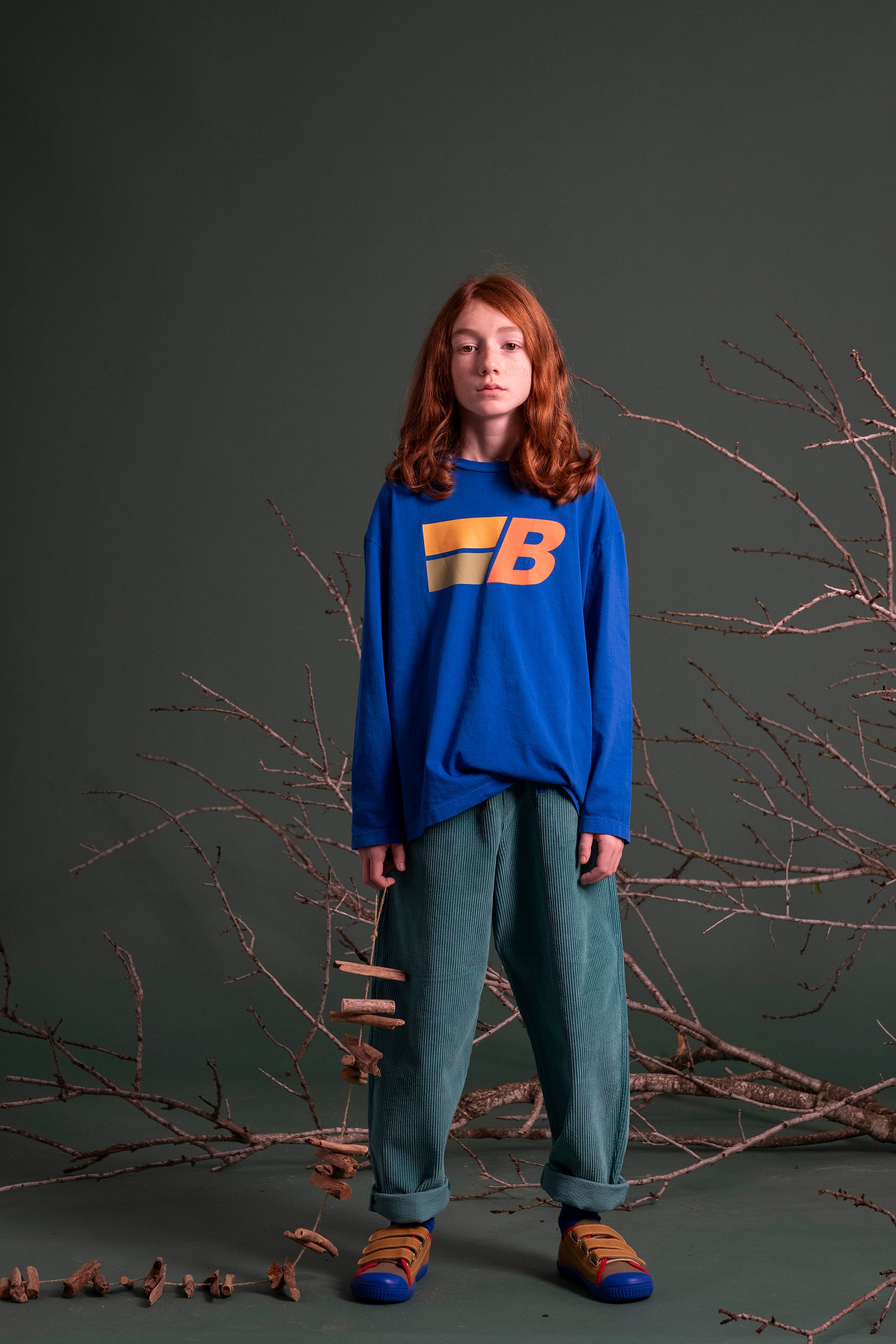 "B” blue long-sleeved T-shirt