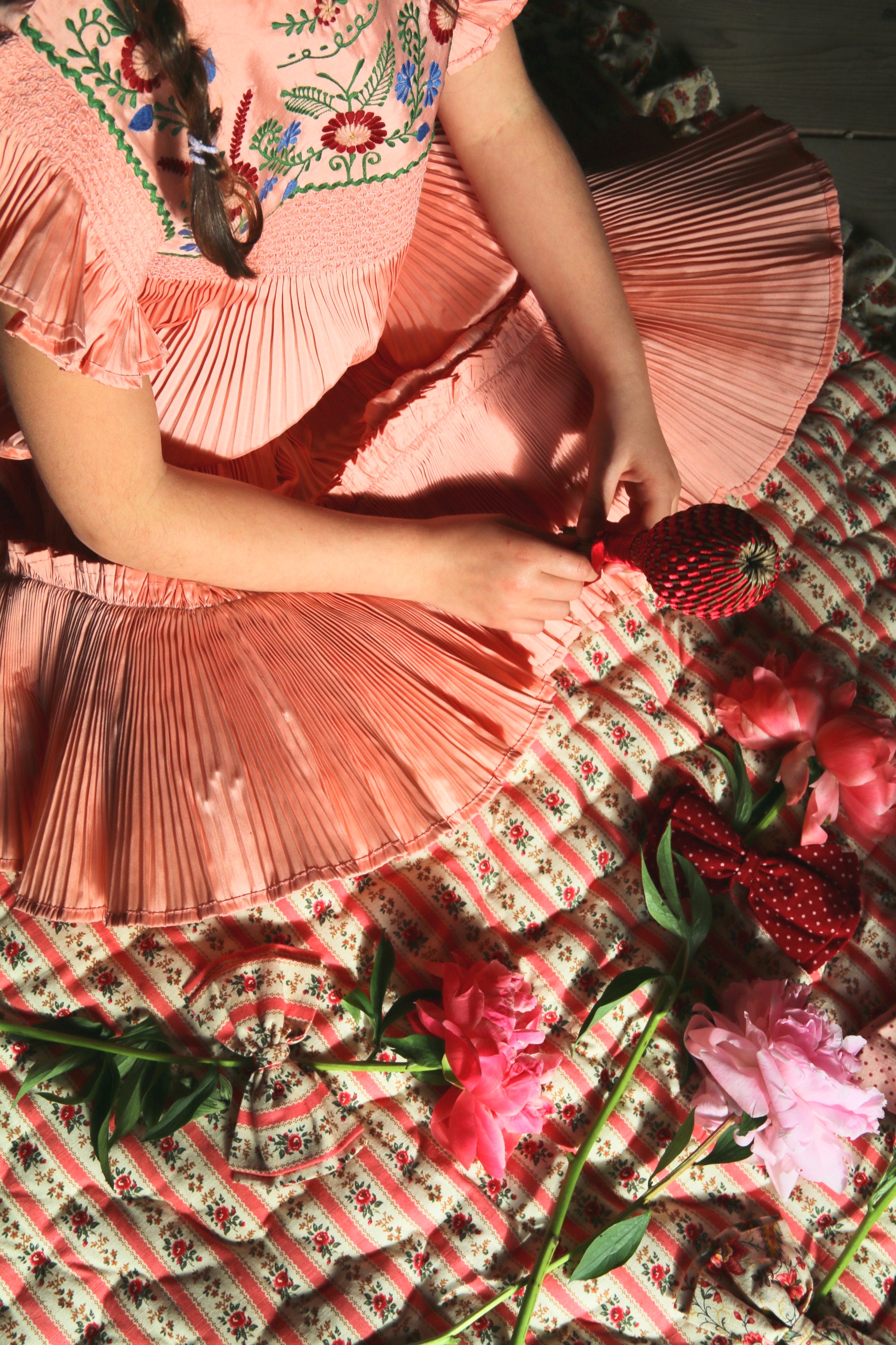Robe brodée taffetas plissé rose