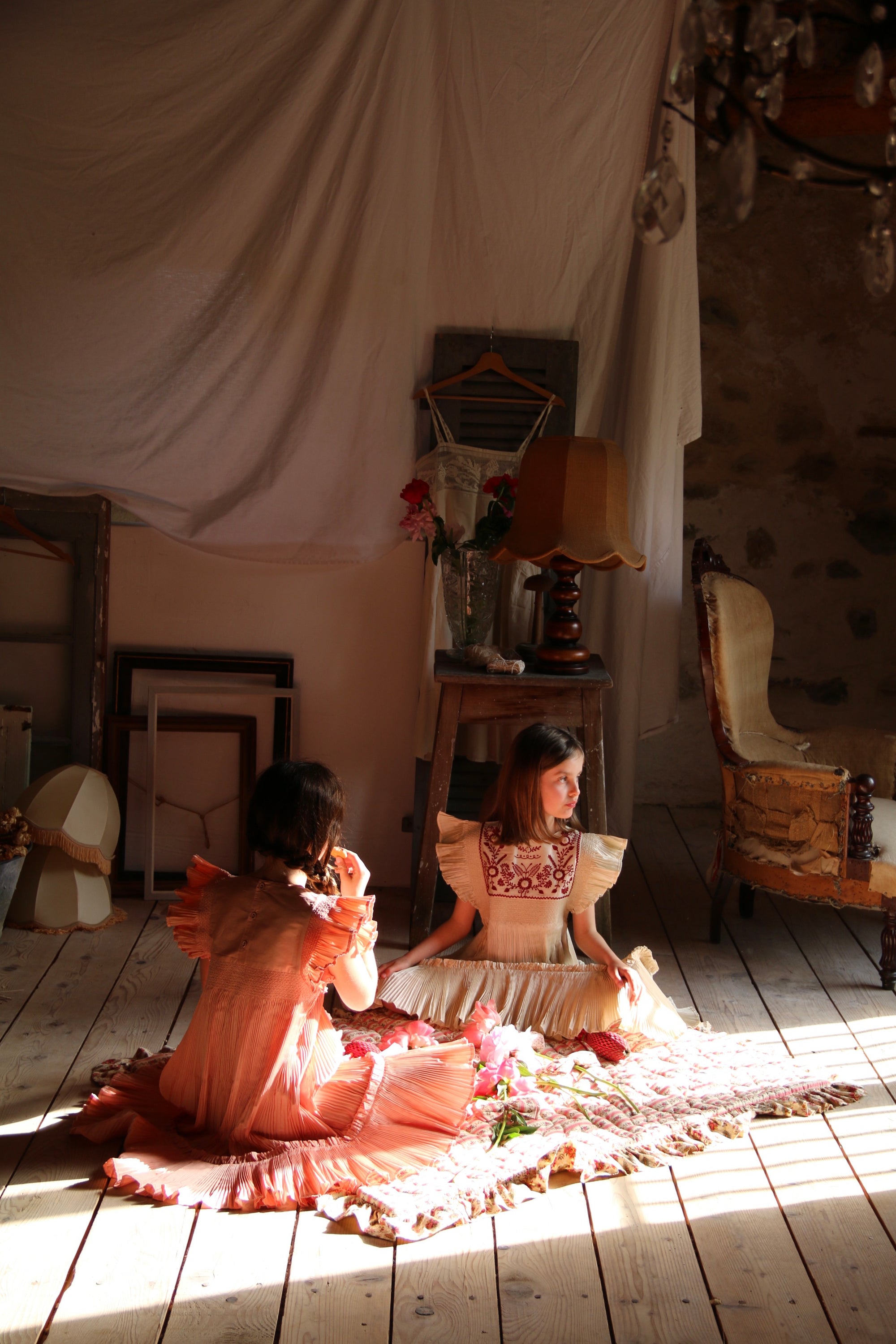 Robe brodée taffetas plissé rose