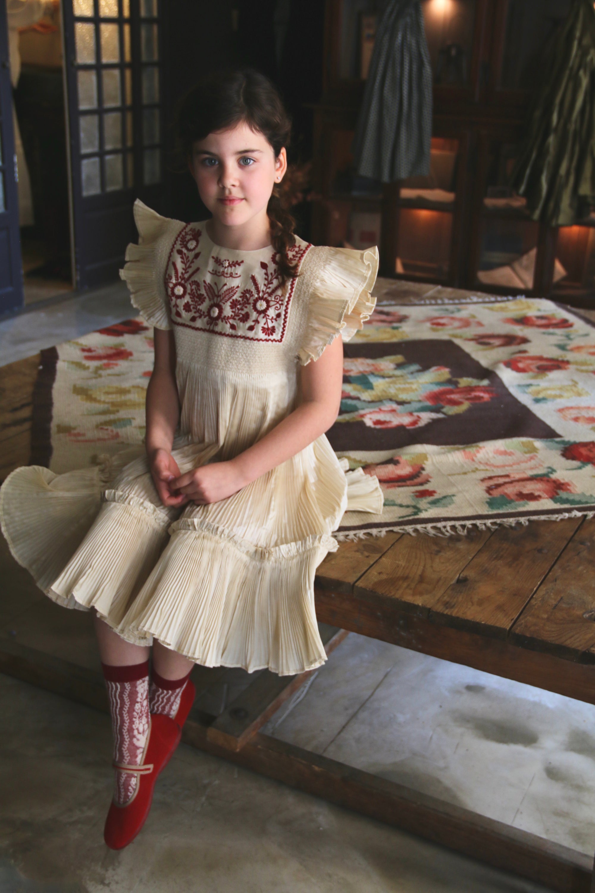 Robe brodée taffetas plissé ivoire