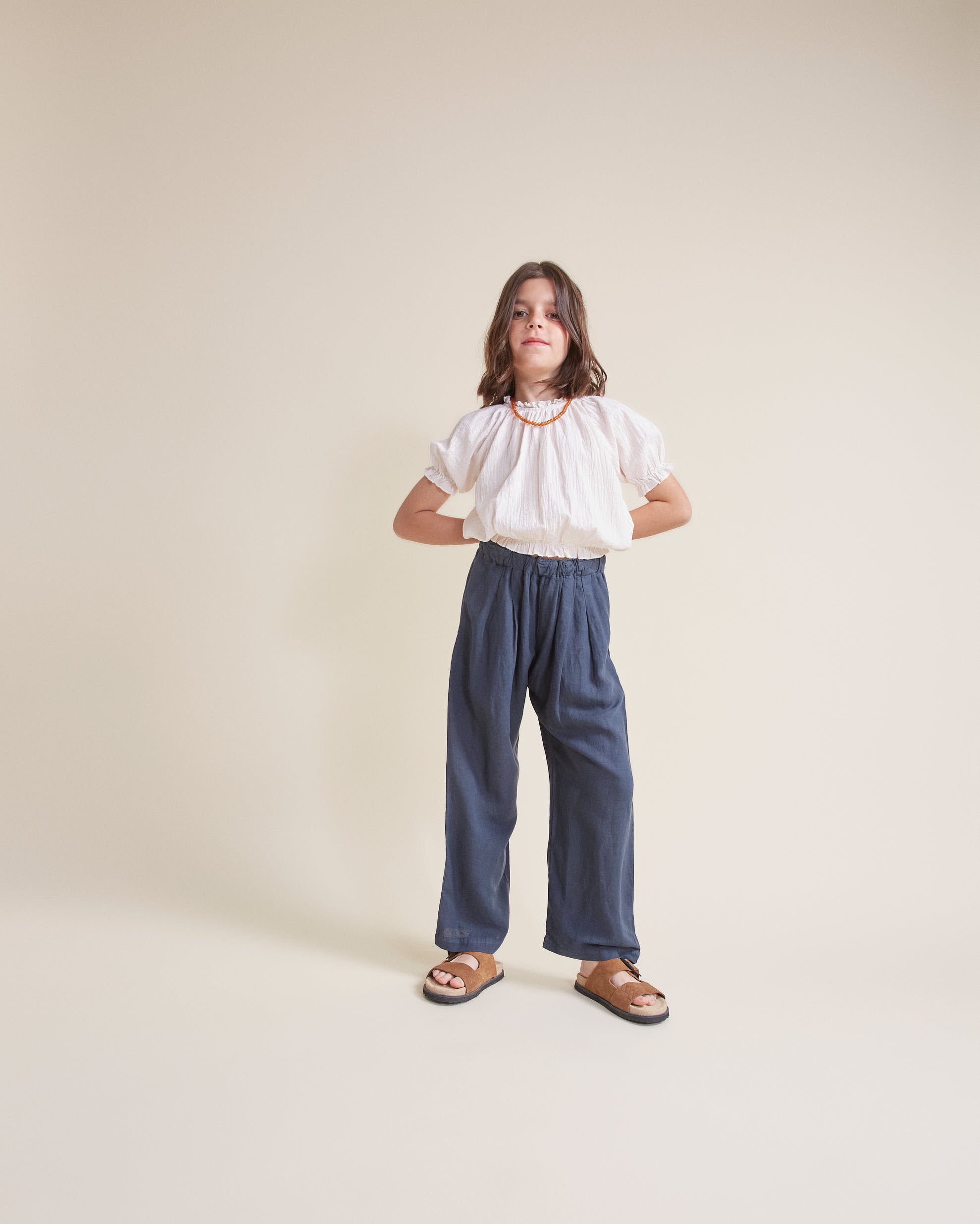 Short -sleeved ivory blouse
