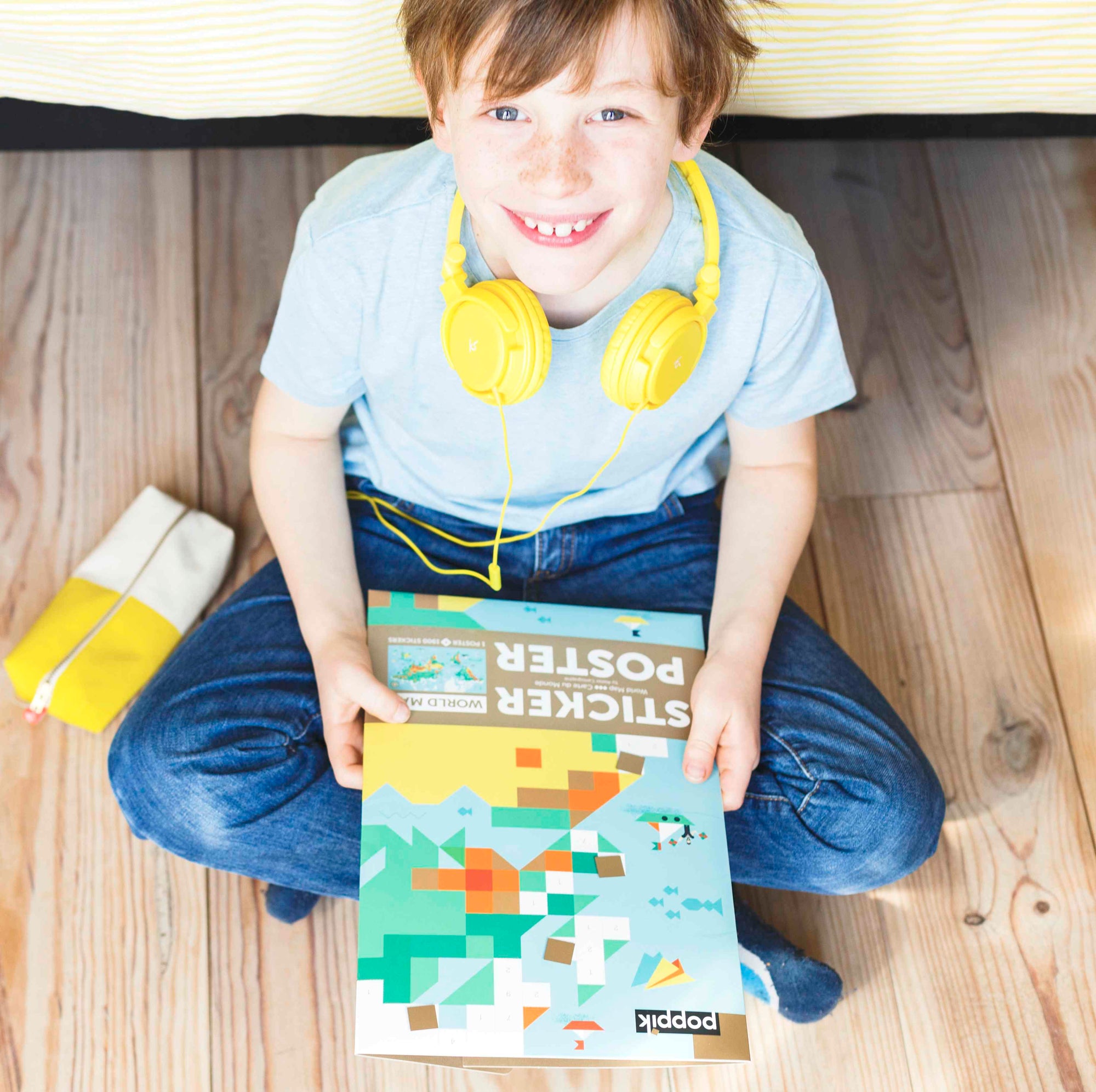 Pixels poster + 1600 stickers world map 