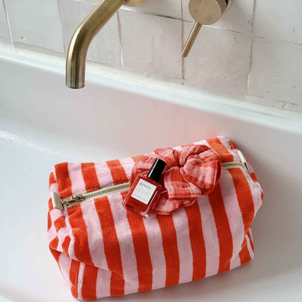 Vic Sponge Toiletry Bag Red