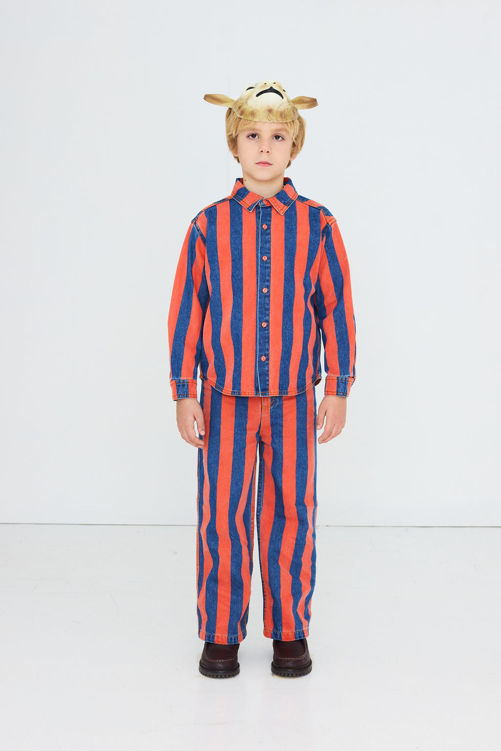 Jean Droit à Rayures Rouges lifestyle — Little Dudes