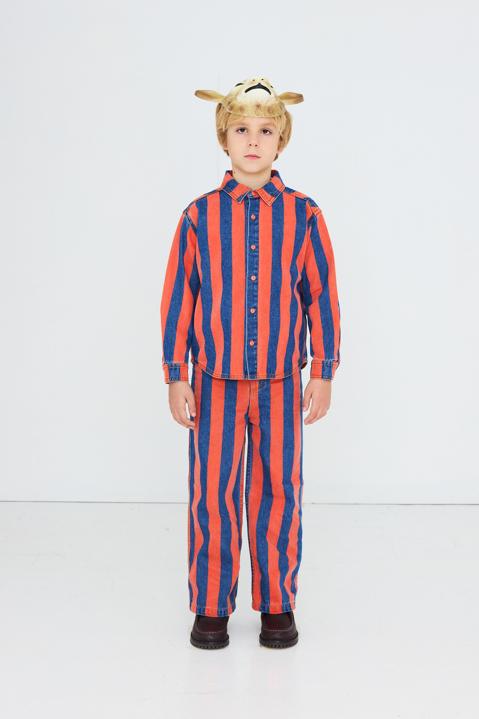 Jean Droit à Rayures Rouges lifestyle — Little Dudes
