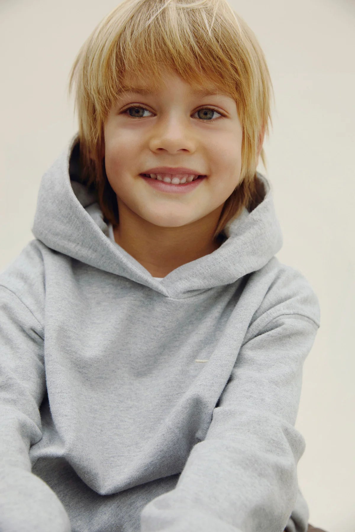 Sweat à capuche gris