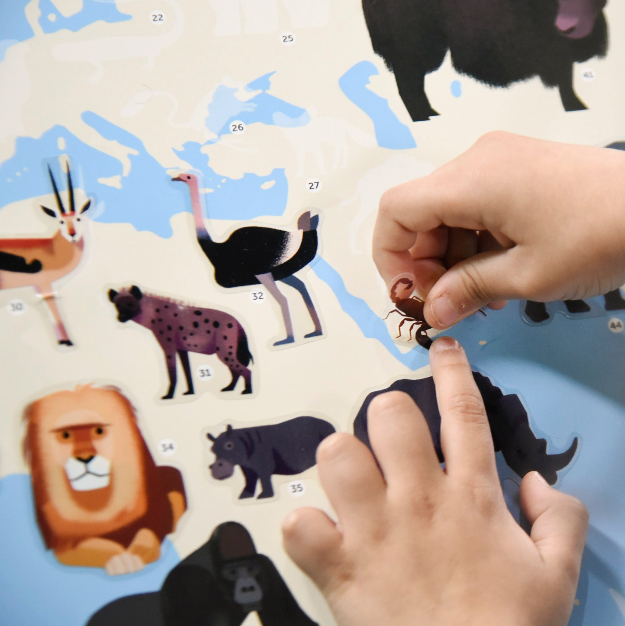 Educational poster + 67 stickers animals of the world
