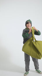 Bonnet Tricoté à Pompon – Rayures Gris & Vert