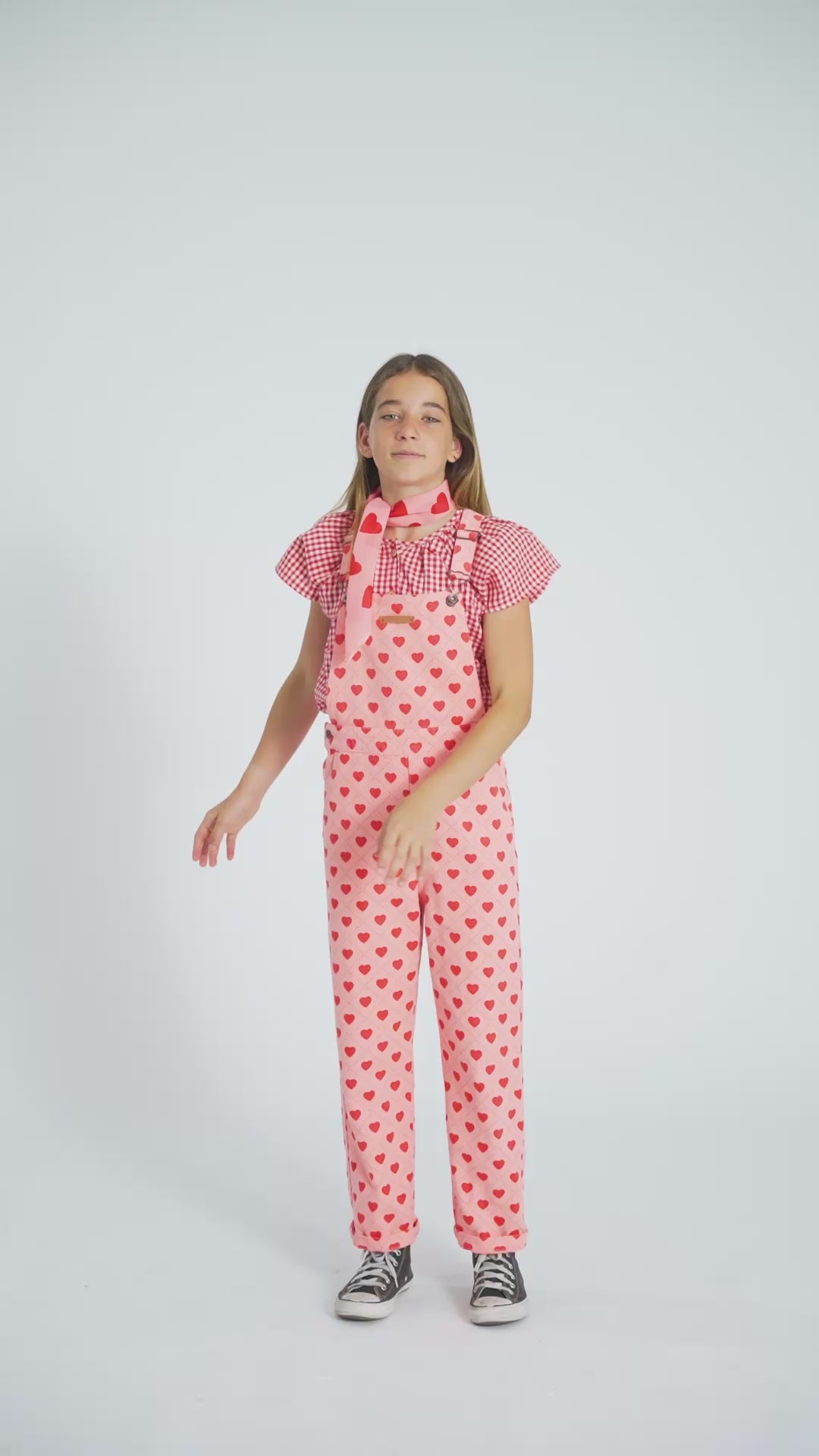 Salopette Rose à Imprimé Cœurs Rouges