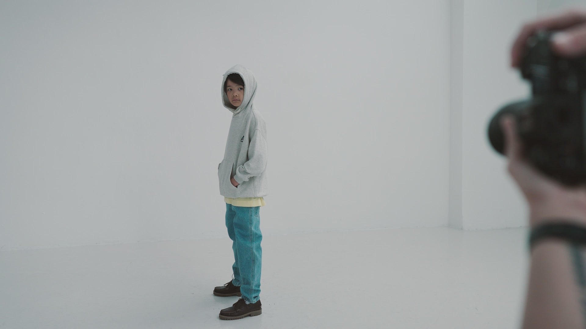 sweat-a-capuche-creme-mixte-clair-video