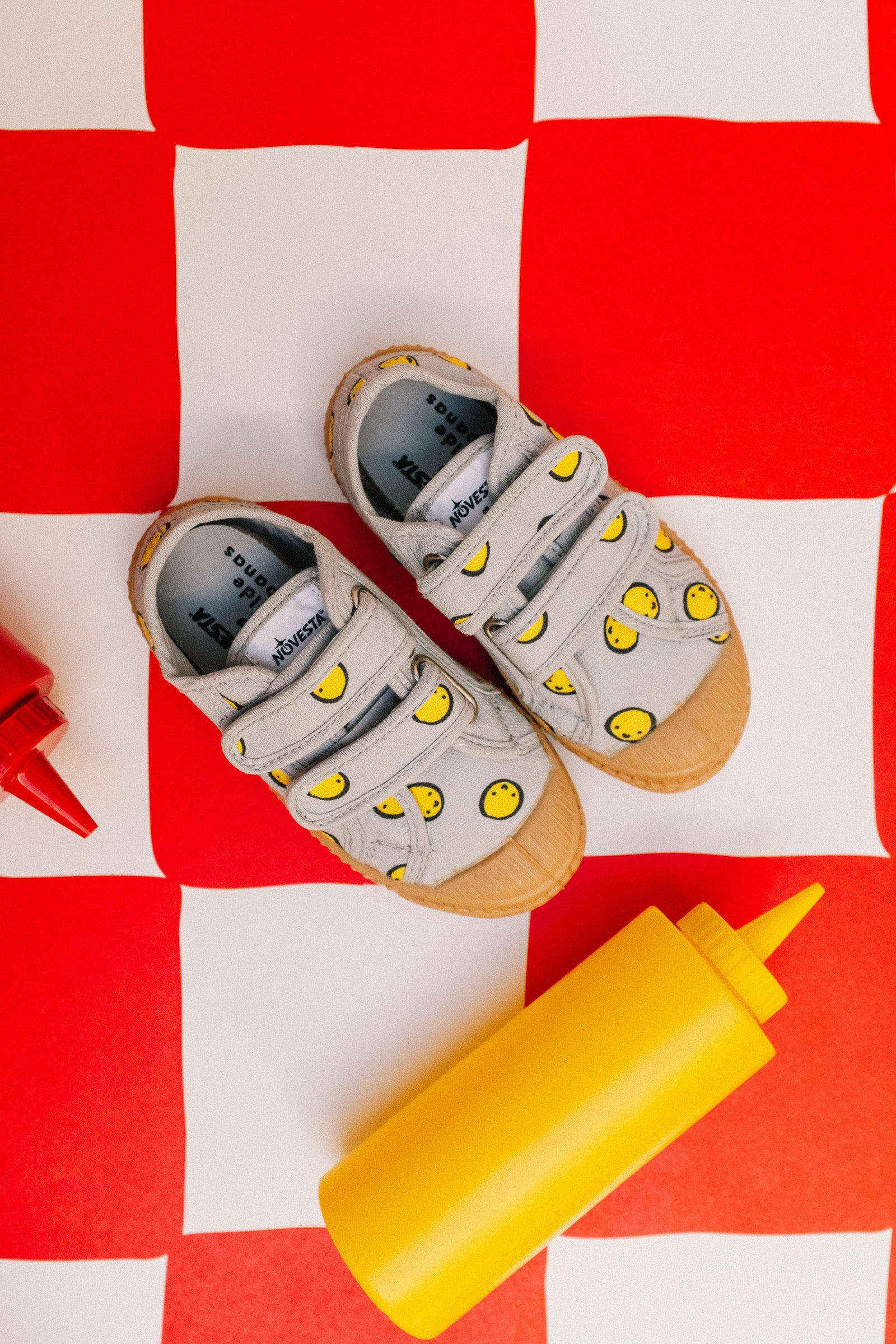 vêtement durable pour enfant Mathilde Cabanas Basket smiley collab NOVESTA X MATHILDE CABANAS
