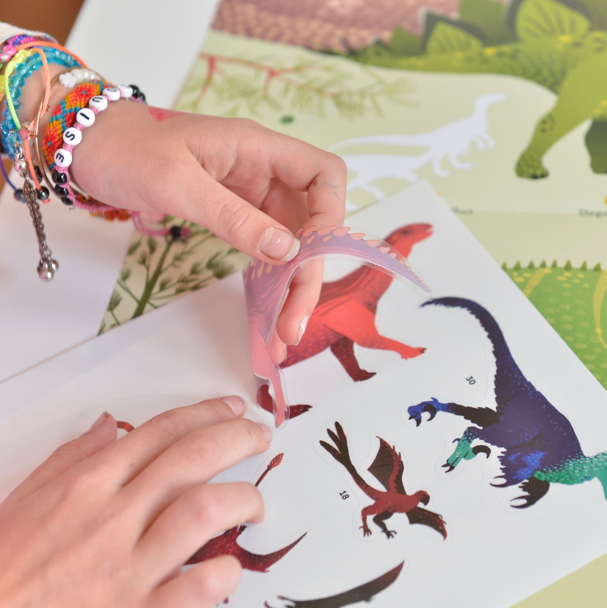 JEU EDUCATIF ENFANT POPPIK POSTER PÉDAGOGIQUE + 32 STICKERS DINOSAURES
