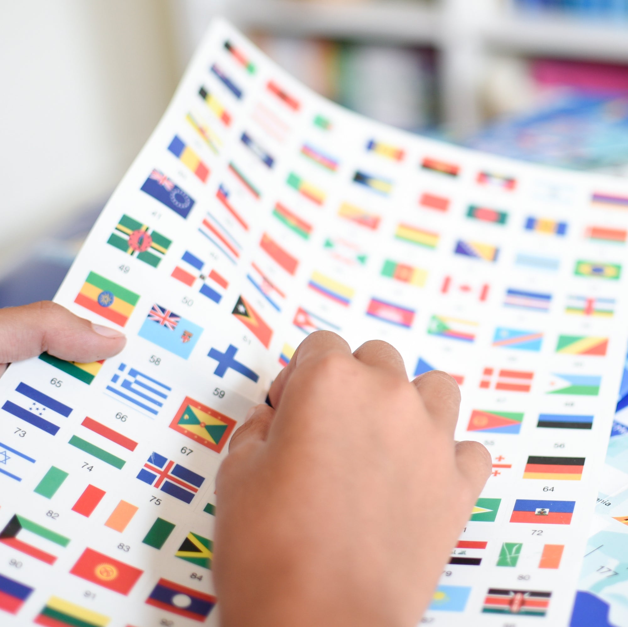 jeu educatif poppik POSTER PÉDAGOGIQUE + 200 STICKERS DRAPEAUX