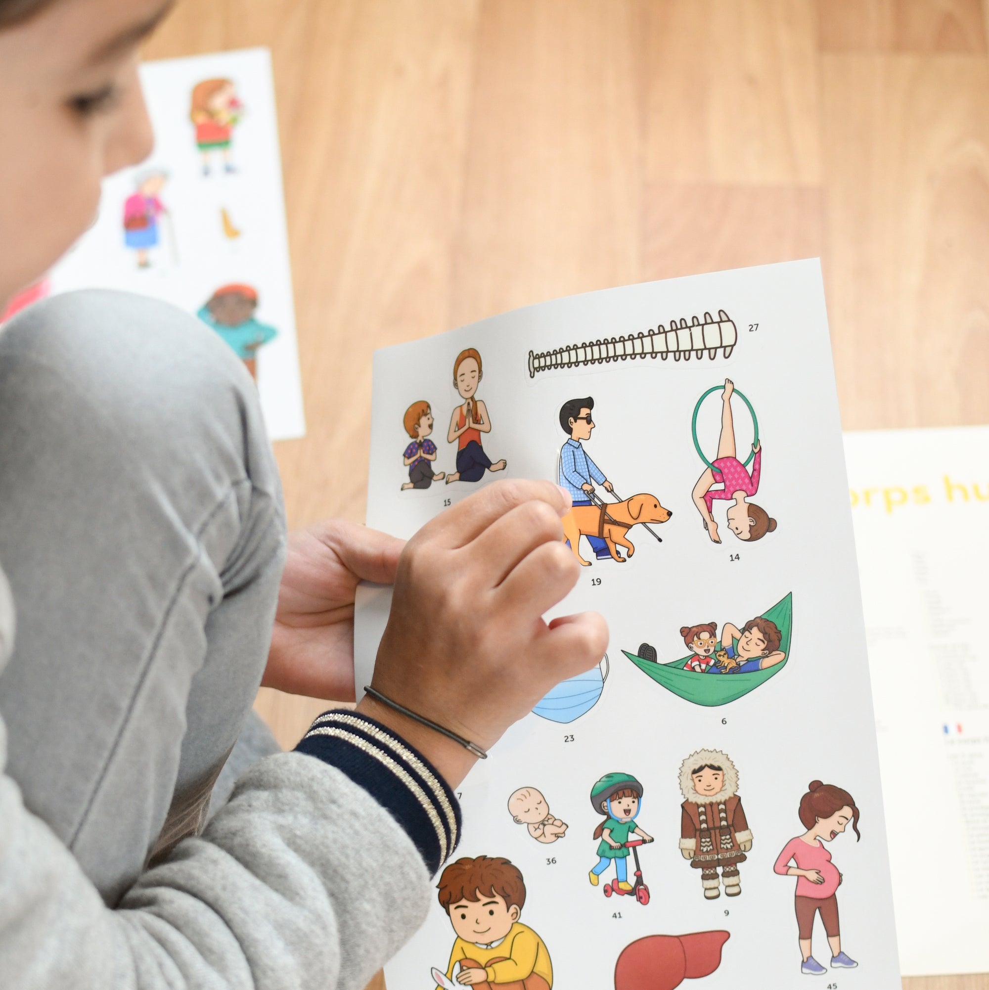 JEU EDUCATIF ENFANT POPPIK POSTER PÉDAGOGIQUE + 49 STICKERS le corps humain